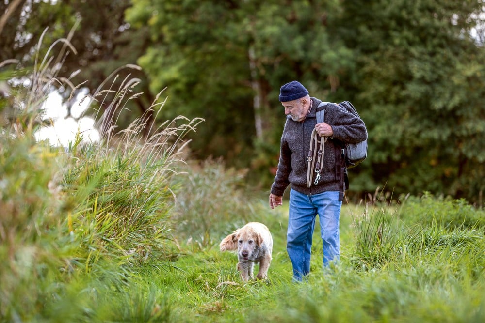 mann mit golden retriever im park