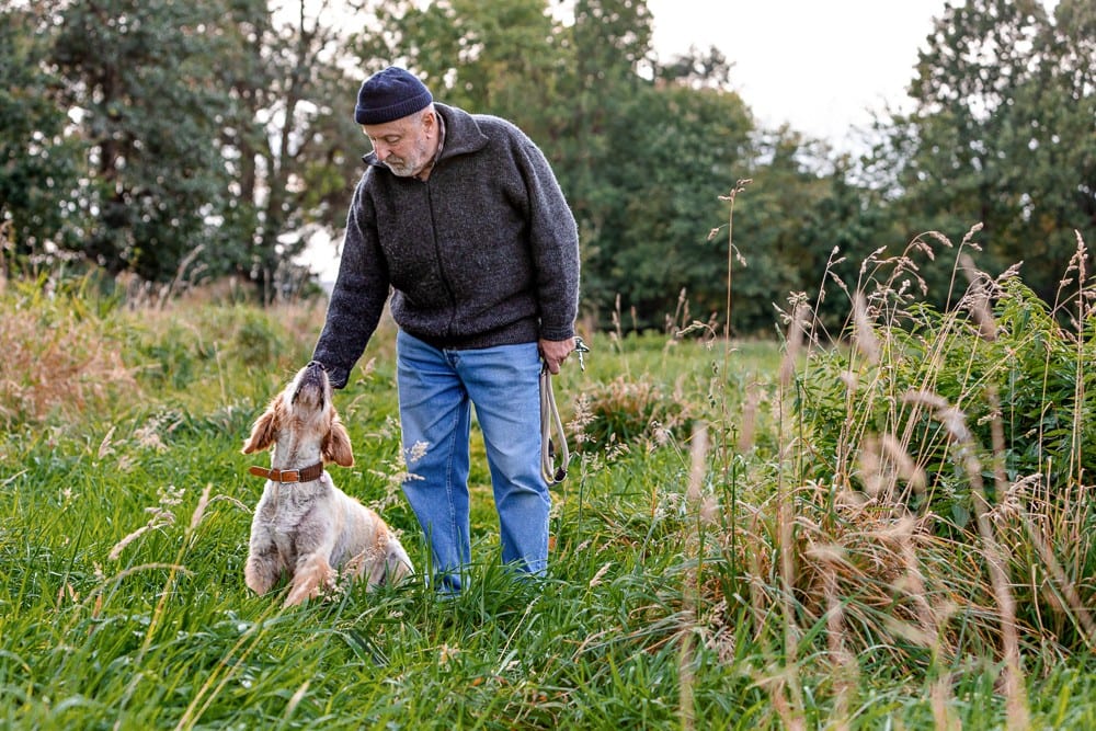 alter mann kuschelt mit Hund bremen