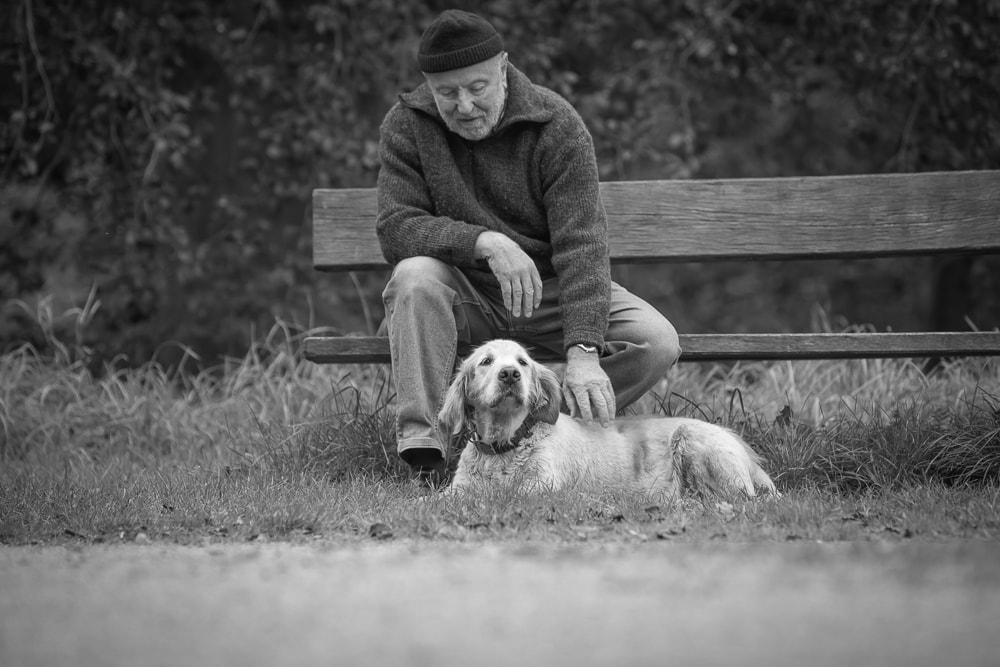 Monochrome aufnahme mann mit Hund