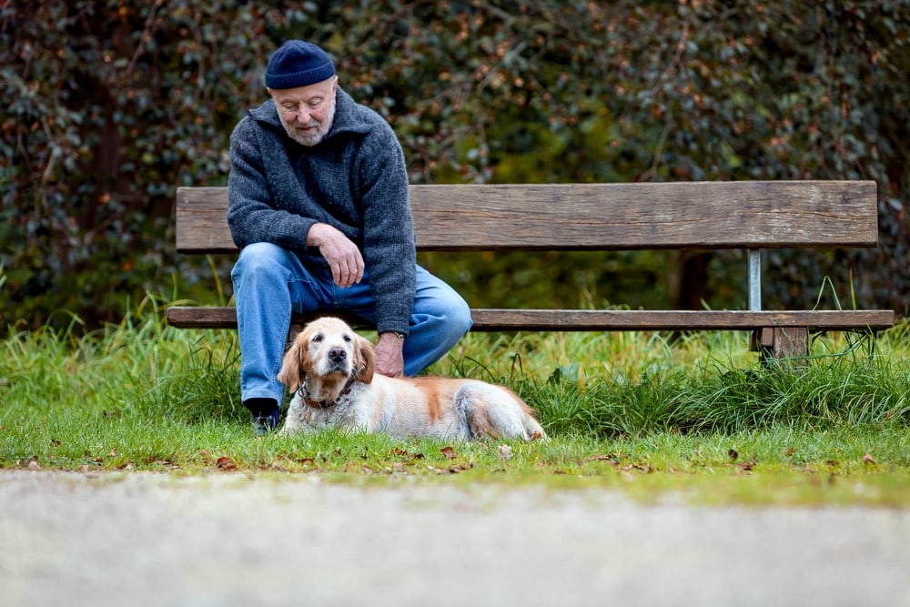 Fotoshooting alter mann mit Hund