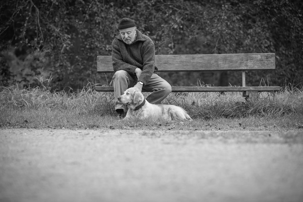 Schwarz-Weiss Foto Mann mit Hund