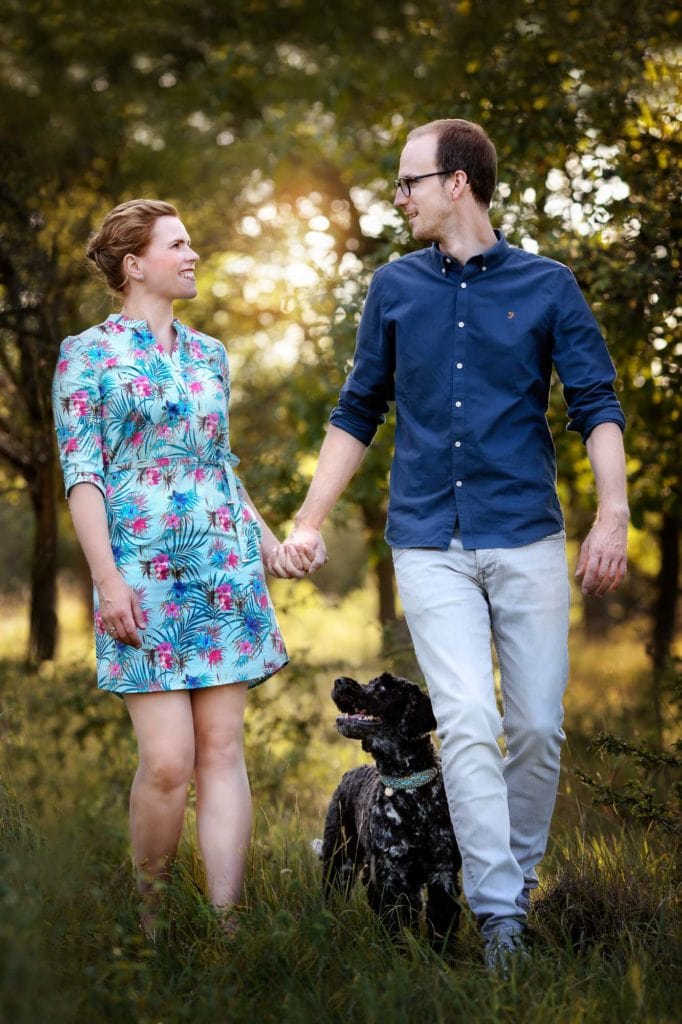 Frau und Mann laufend mit Hund, Tierfotoshooting Leipzig