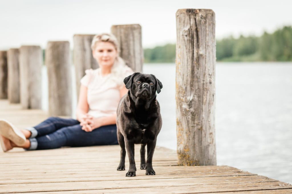 Hundefotografie Leipzig am See im Sommer Frau mit schwarzem Mops