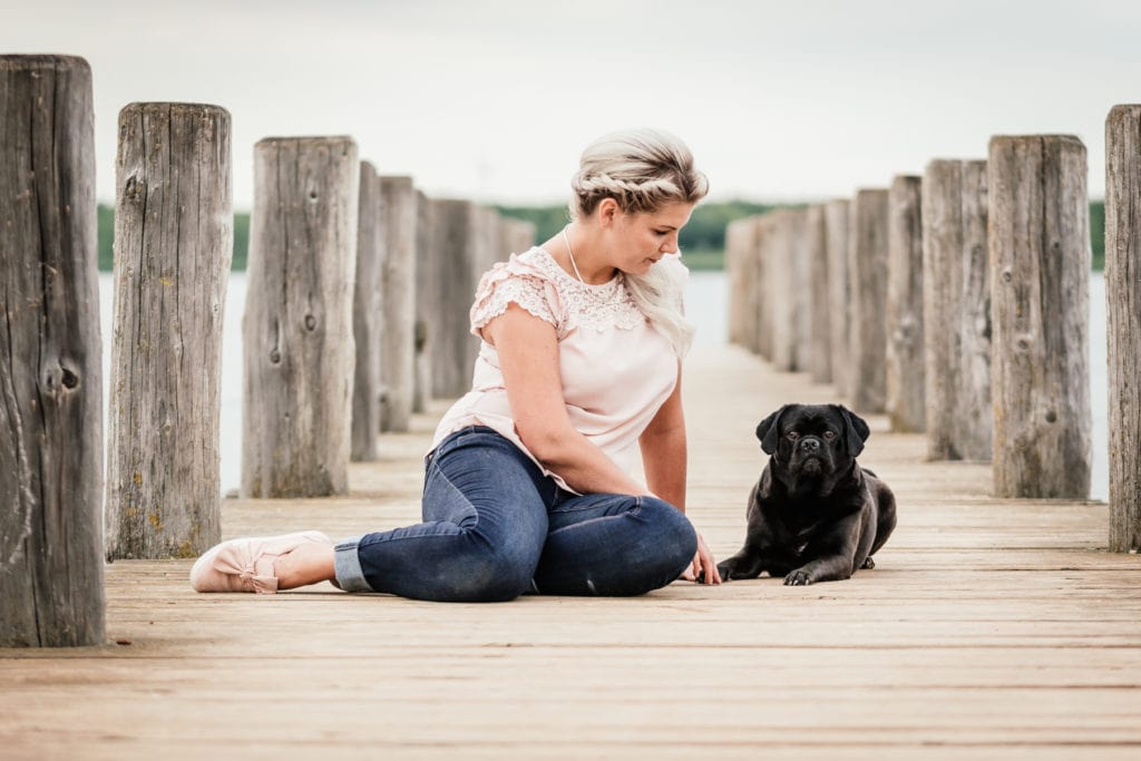 Hundefotografie Leipzig am See im Sommer Frau mit schwarzem Mops
