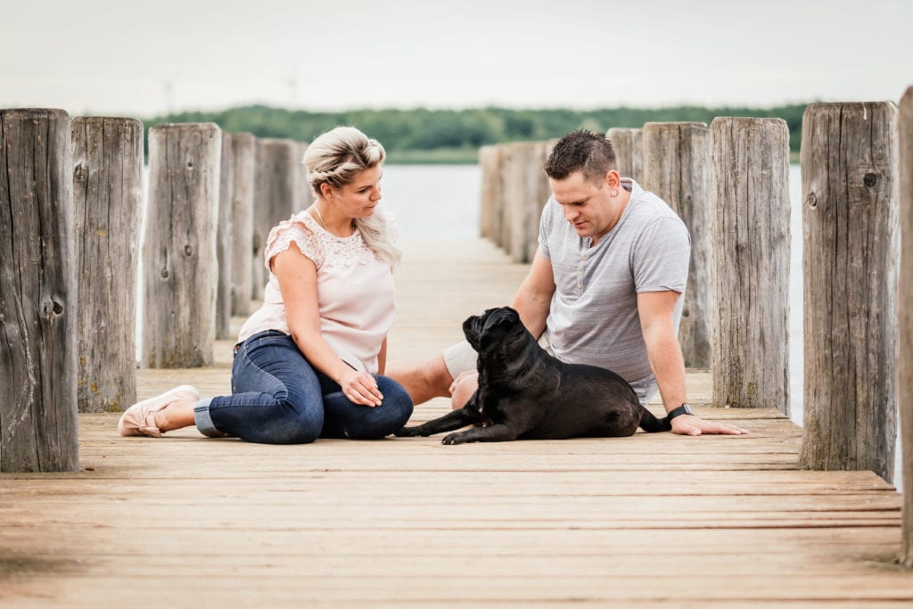 Hundefotografie Leipzig am See im Sommer mit Paar und Mops
