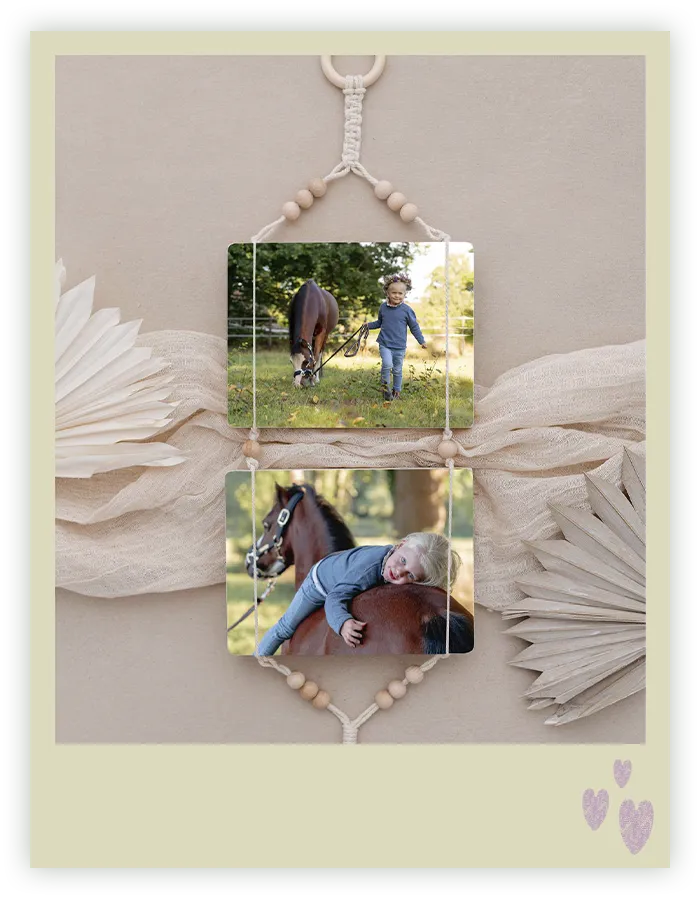 Makramee-Fotohänger mit zwei Aufnahmen eines Kindes mit seinem Pony, dekoriert mit Trockenblumen, Fotoprodukt von Pferdefotografin Ines Arnshoff aus Bremen.