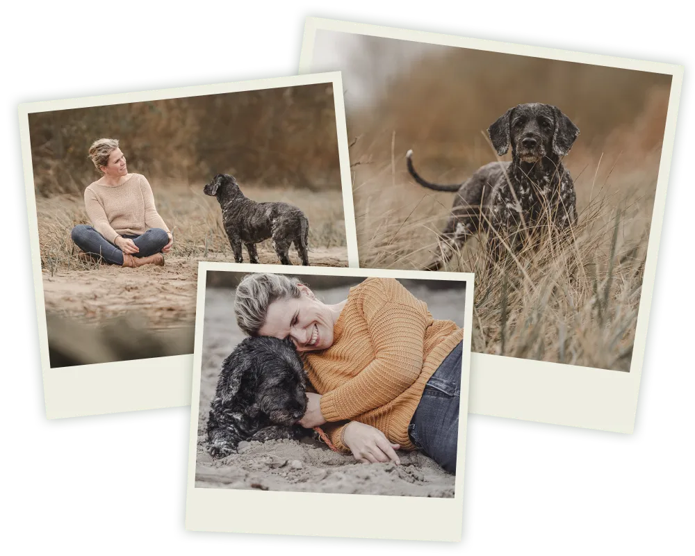 Tierfotografin Ines Arnshoff sitzt im Dünensand an der Weser mit ihrem schwarzen Portugiesischen Wasserhund Winnie gegenüber, ein stiller Moment aus Bremen.