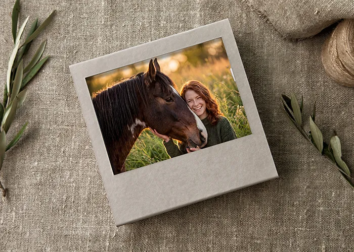 Handgefertigte Bilderbox mit einem Foto von Frau und Pferd, dekoriert mit Olivenzweig auf Leinen, Fotoprodukt der Pferdefotografie Bremen von Ines Arnshoff.