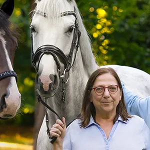 Pferdefotografie mit Familie und zwei Pferden im Park in Bremen Oberneuland Hubertus Reitverein